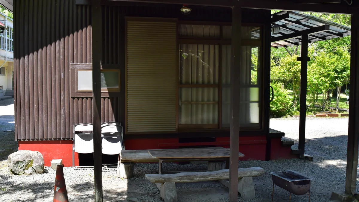 酒谷キャンプ場のバンガローのベランダ(BBQ可能)